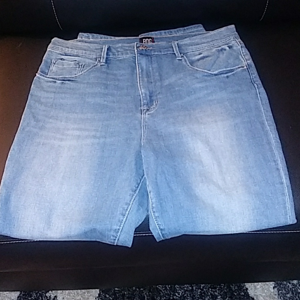 URBAN OUTFITTERS (HIGH RISE BDG JEANS)